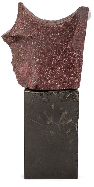 null Fragment de porphyre rouge (probablement antique), reposant sur un socle en...