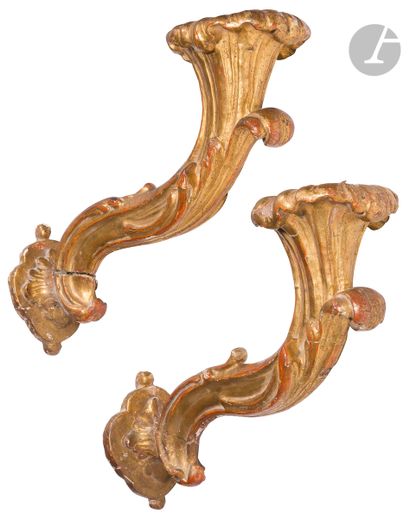 null Paire d’appliques en bois doré, à un bras de lumière et décor de feuillages ;...