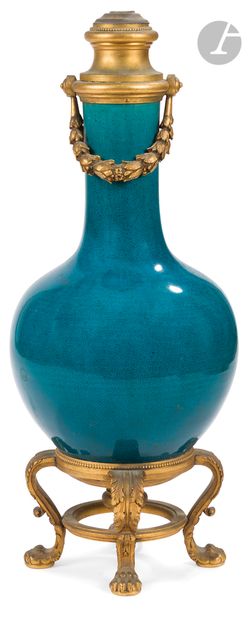 null Vase de forme balustre en porcelaine de Chine bleu Turquoise, à monture de bronze...