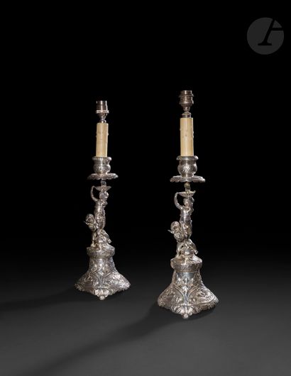 null Pair of large silver plated children's torches.
XIXth century.
H : 34 cm