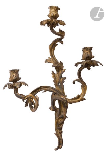 null Trois appliques en bronze doré à trois lumières et décor de feuillages ; (percées...