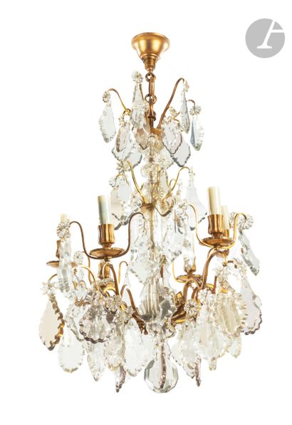 null Gilt bronze and cut glass chandelier with six lights, decorated with pendants...