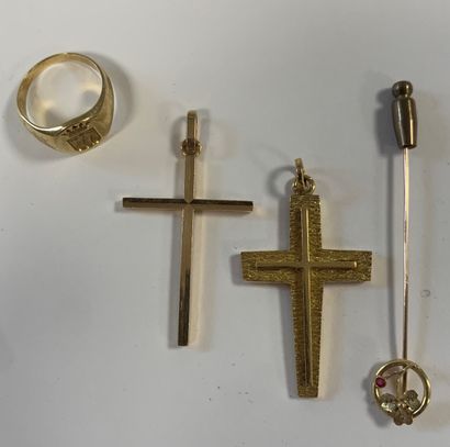  Lot de bijoux en or (18K) composé d'une chevalière (armoiries), 2 pendentifs croix.1...