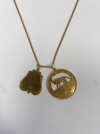 null Longue chaine en or (18K) et pendentif signe du zodiac "Taureau" (18K). Poids...