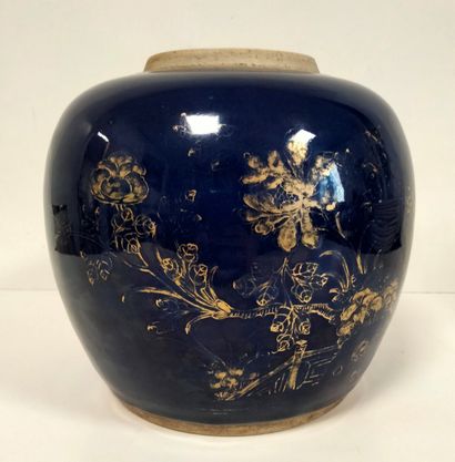 null Powder blue enameled porcelain ginger pot, China 19th
centuryGolden decoration...