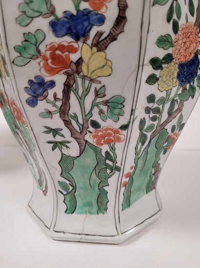  Paire de vases couverts en porcelaine, Europe dans le goût de Samson, XIXe siècle...