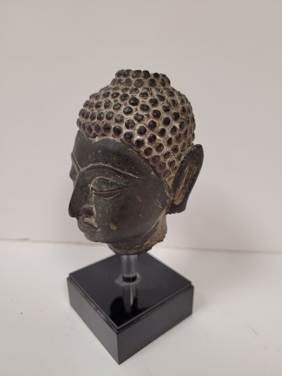 null Small bronze Buddha head, Thailand, probably 17th
centuryTotal
height
: 13 cm;...