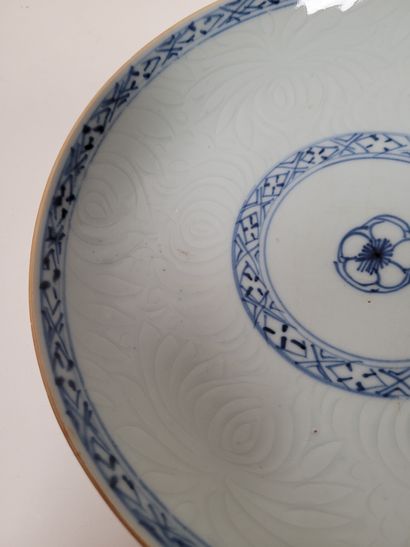 null Deux assiettes en porcelaine à décor bleu blanc, Compagnie des Indes, XVIIIe...