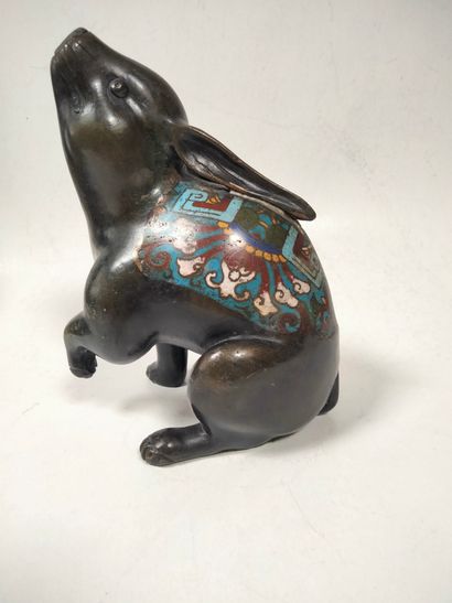 null Green patina bronze subject representing a rabbit, Japan, circa 1900Sitting
on...