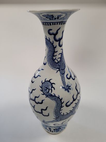 Grand vase en porcelaine leu blanc, Chine,...