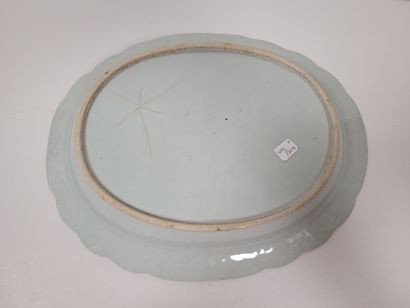  Plat oval polylobé, Compagnie des Indes, Chine, XVIIIe siècle A décor polychrome...