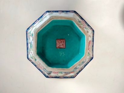 null Ensemble de quatre objets en porcelaine, Chine, XIXe - XXe siècle
- Coupe sur...