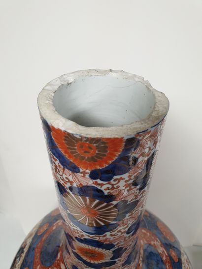 null A large porcelain bottle vase with Imari decoration, Japan, Meiji period (1868-1912
)With...