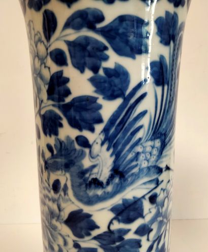 null Vase rouleau en porcelaine bleu blanc, Chine, XIXe siècle
A décor de phoenix...