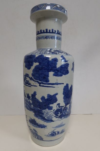 null Porcelain vase, China, late 19th
centuryCylindrical body and blue-white decoration...