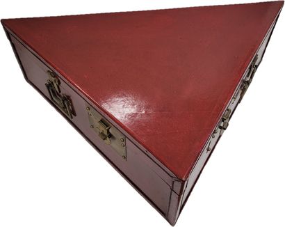 null Table basse triangulaire, Chine, XXe siècle 
Formant coffre en bois laqué rouge,...