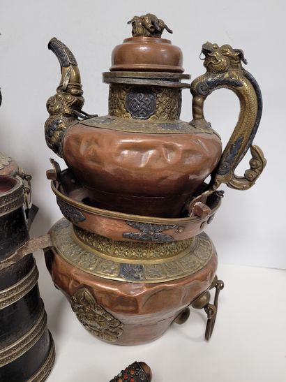 null 
Set of 3 copper teapots, Tibet



Composed of 2 large teapots with handles...