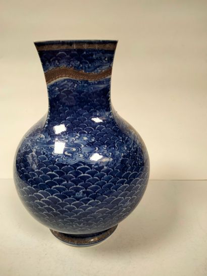 null Vase en porcelaine à panse sphérique et col quadrangulaire, Japon, époque Meiji...