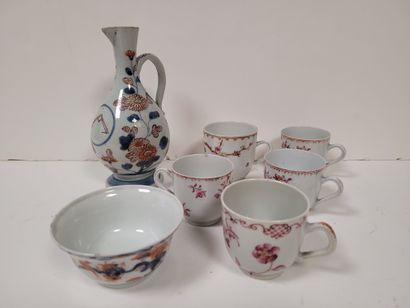 null Set of six porcelains, China and Japan, 18th century
: 
- Five porcelain cups,...