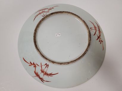  Plat en porcelaine, Chine, fin XIXe - début XXe siècle A décor polychrome représentant...