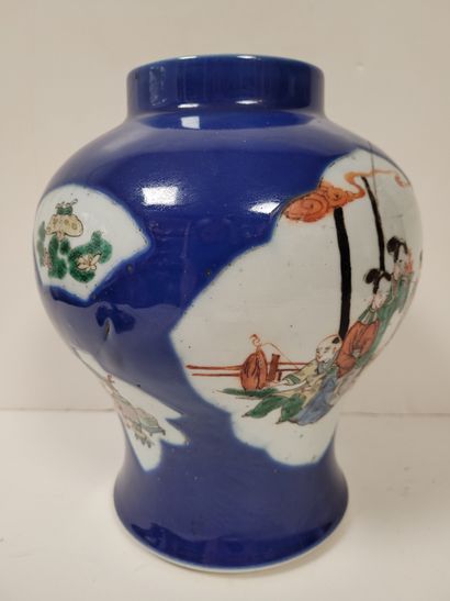 null Petit pot à gingembre en porcelaine, Chine, XIXe siècle
Emaillé bleu sous couverte....
