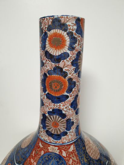 null A large porcelain bottle vase with Imari decoration, Japan, Meiji period (1868-1912
)With...