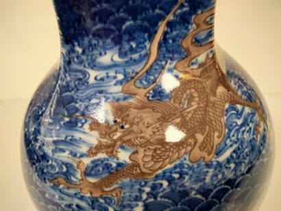 null Vase en porcelaine à panse sphérique et col quadrangulaire, Japon, époque Meiji...