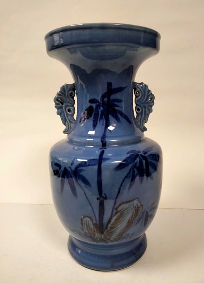 null Vase de forme balustre en porcelaine, Chine, XXe siècle
A décor de bambous et...