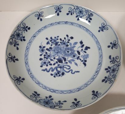  Deux assiettes en porcelaine à décor bleu blanc, Compagnie des Indes, XVIIIe siècle...