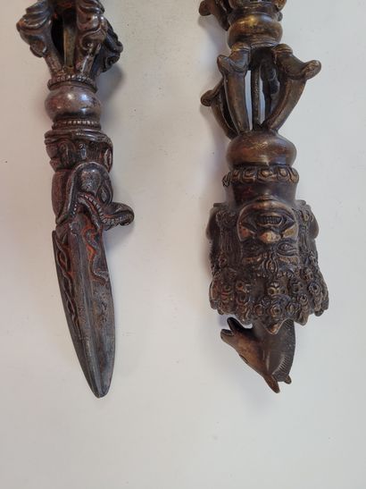 null Deux dagues rituelles ou phurbu en bronze, Tibet, XXe siècle
Lames tripartites...