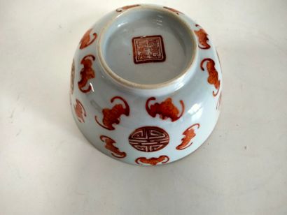  Ensemble de quatre objets en porcelaine, Chine, XIXe - XXe siècle - Coupe sur piédouche...