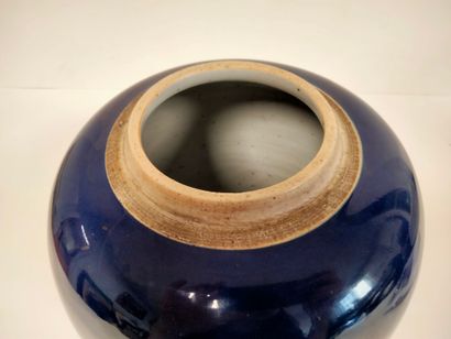 null Pot à gingembre en porcelaine émaillée bleu poudré, Chine XIXe siècle
A décor...