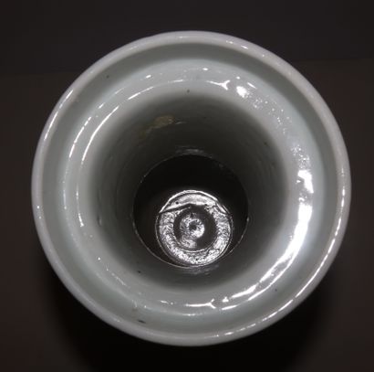  Vase en porcelaine, Chine, fin XIXe siècle A panse cylindrique et décor bleu blanc...