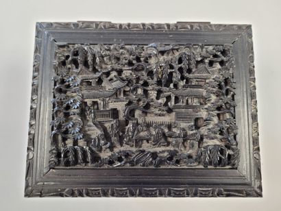 null Exotic wood box, China, Canton, circa 1900A
carved decoration on the sides and...