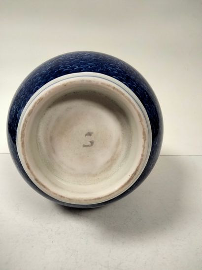 null Porcelain vase with spherical body and quadrangular neck, Japan, Meiji period...