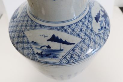 null Vase en porcelaine, Chine, fin XIXe siècle
A panse cylindrique, à décor bleu...