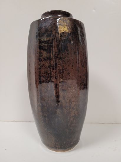 null Vase en porcelaine, Japon, atelier contemporain, 
A pans coupés, glaçure brune....
