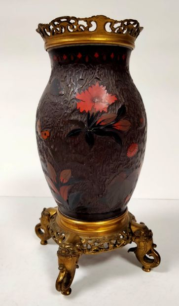 null Paire de vases en porcelaine laquée, Japon, vers 1900
A décor cloisonné de fleurs...