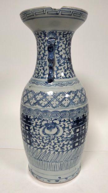 null CHINE, XXe siècle
Paire de vases en porcelaine à décor bleu blanc de caractères...