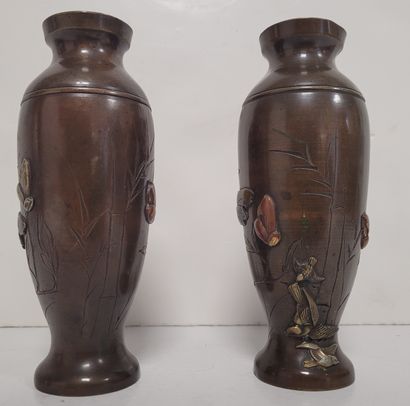 null Pair of small bronze baluster vases, Japan, early 20th
centuryDecorated in relief...