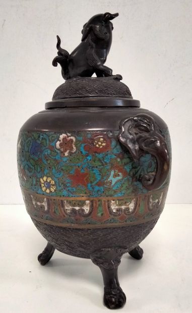 null Brûle-parfum en bronze et émail cloisonné, Chine, vers 1900
A décor de fleurs...