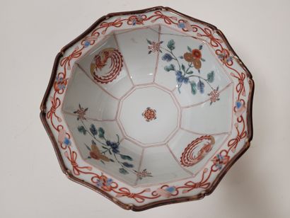 null Bol de forme décagonale en porcelaine à décor Kakiemon de chevaux, Japon, XIXe...