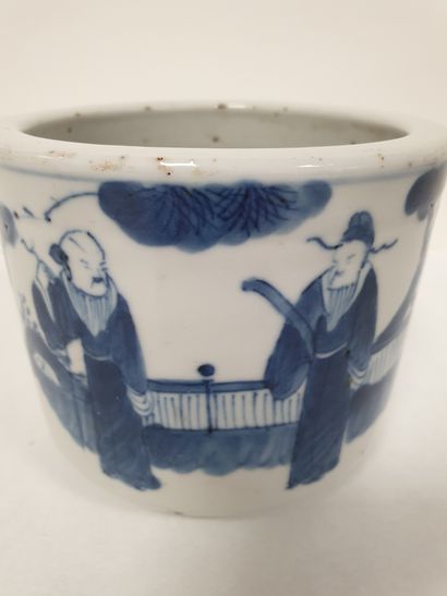  Petit porte-pinceaux, Chine, XIXe siècle De forme cylindrique en porcelaine à décor...