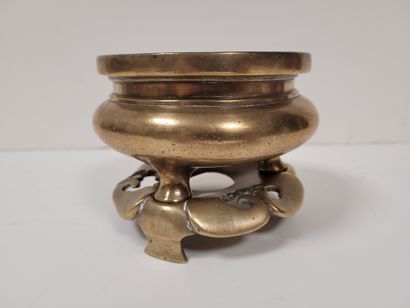 null Bronze tripod incense burner, China, circa 1900Set
on a lotus leaf shaped base.
Total...