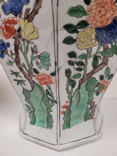  Paire de vases couverts en porcelaine, Europe dans le goût de Samson, XIXe siècle...