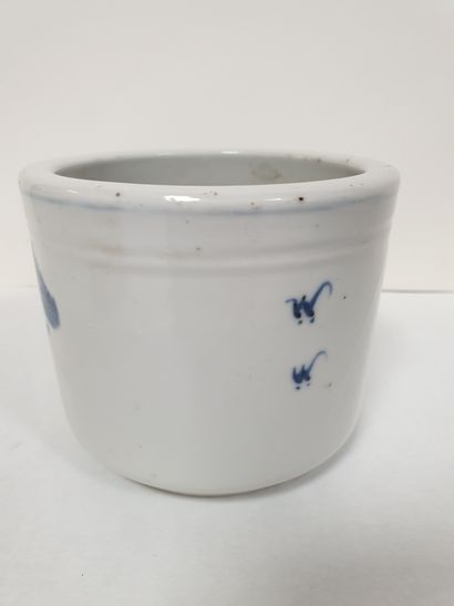 null Petit porte-pinceaux, Chine, XIXe siècle 
De forme cylindrique en porcelaine...