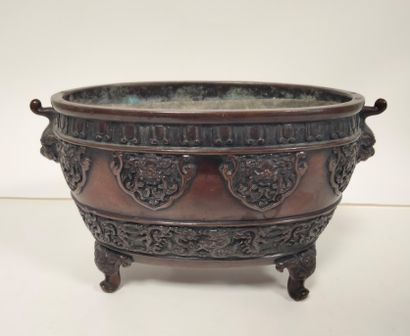 null Small bronze four-legged planter, Japan, circa 1900 
Decorated with taotie masks,...