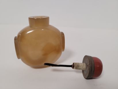 null Deux flacons tabatières (snuff bottle) en agate, Chine, XXe siècle 
L'un piriforme...