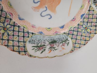 null Enameled porcelain plate, China, Compagnie des Indes, 18th centuryA
central...