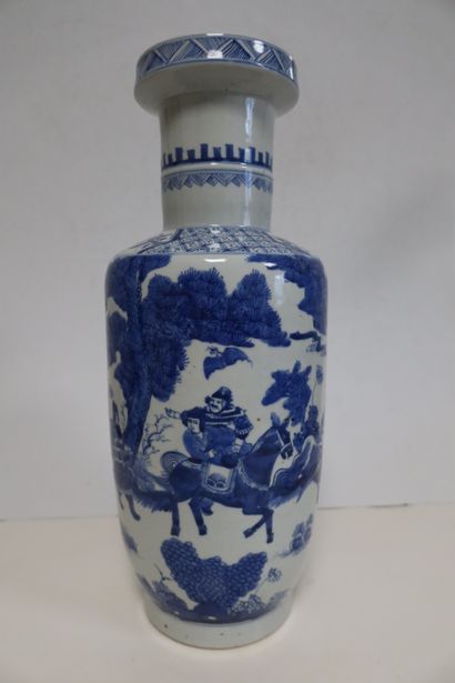 null Porcelain vase, China, late 19th
centuryCylindrical body and blue-white decoration...